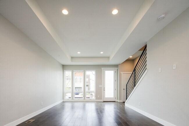 Building Photo - Modern 3 bed / 4 bath, 3 story townhome!