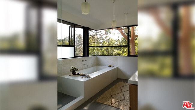 Building Photo - 8970 Wonderland Park Ave