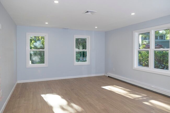 Building Photo - 122 Leedham St