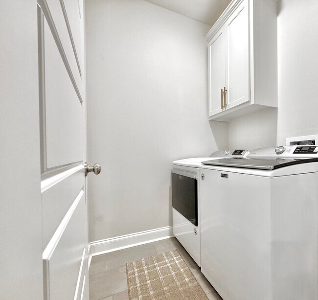 Building Photo - Elegant Townhouse in StoneLake Village – Stylish 3BR/2BA with Garage & Patio