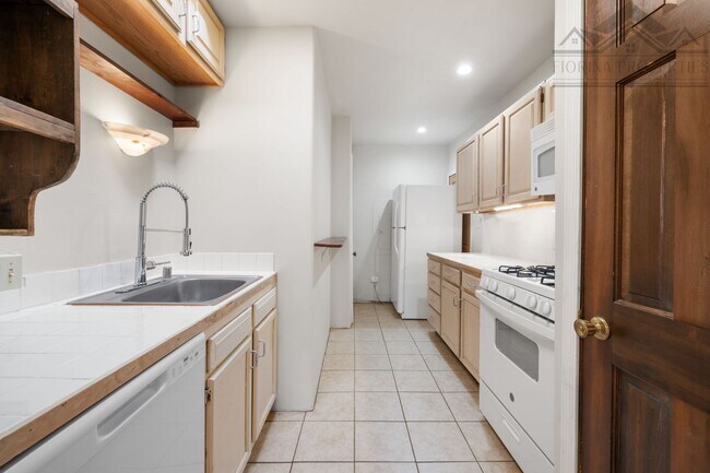 Building Photo - Sunny Retreat in South Capitol