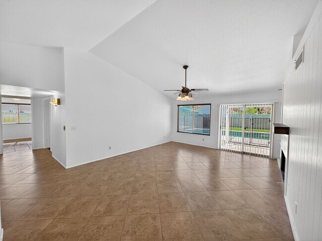 Building Photo - Spacious 4 Bedroom Pool Home in Quiet Cul De Sac