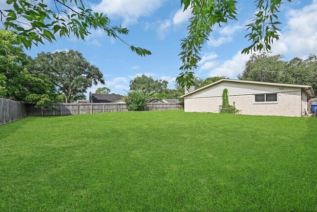 Building Photo - 2239 Fairgreen Dr