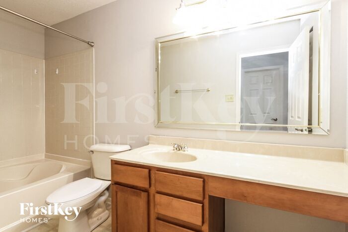 Building Photo - 744 Thornwood Ln