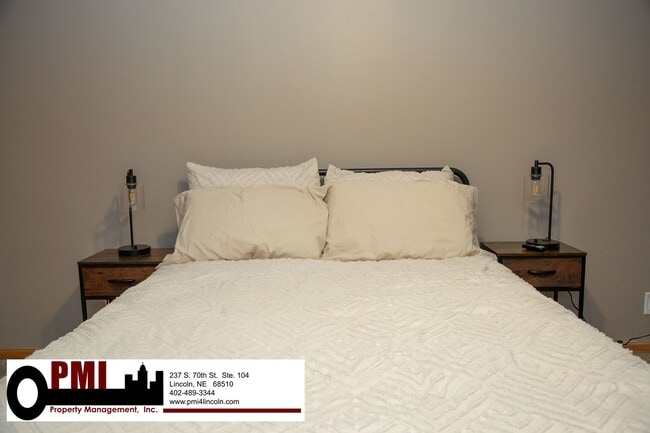 Building Photo - 4 Bedroom and 3 bathroom Fully Furnished