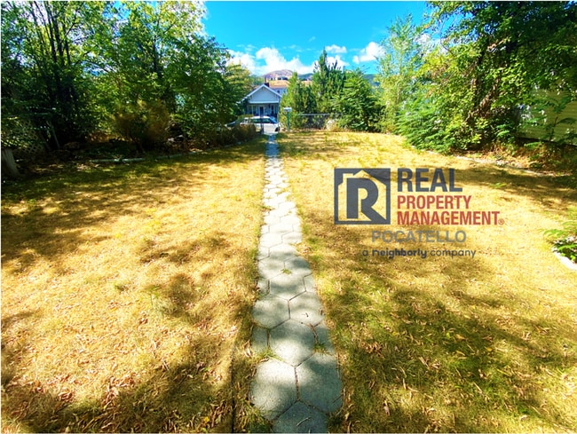 Building Photo - 3 bedroom 1 bath home - Dogs negotiable with additional fees