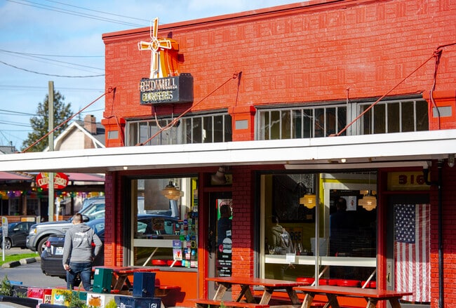 Building Photo - 711 N 68th St