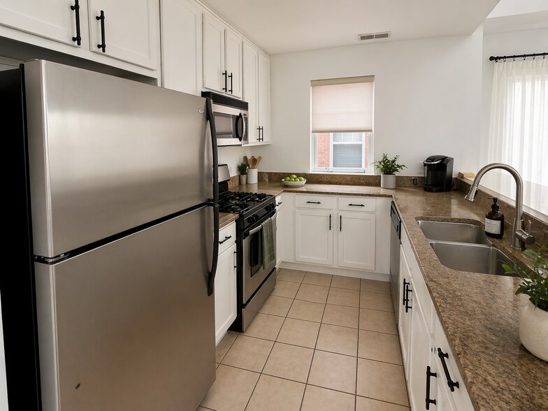 Building Photo - 635 W Elm St