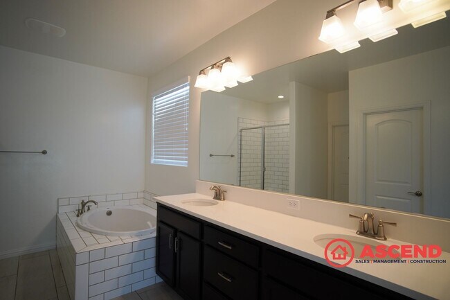 Building Photo - Beautiful 4-Bedroom Located In Highgate Community!