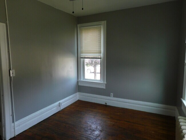 Building Photo - Spacious 1 Bedroom Apartment in Great Location