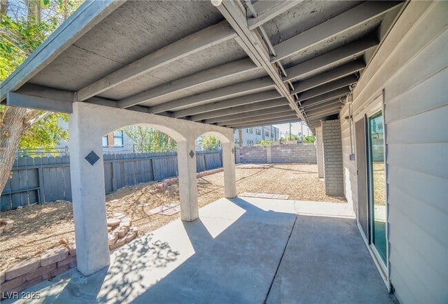 Building Photo - 2825 Kings Way