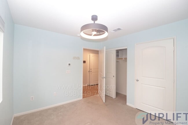 Building Photo - Spacious 4-bedroom, 4-bath Condo