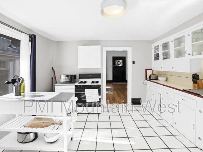 Building Photo - 647 Bryan Ave