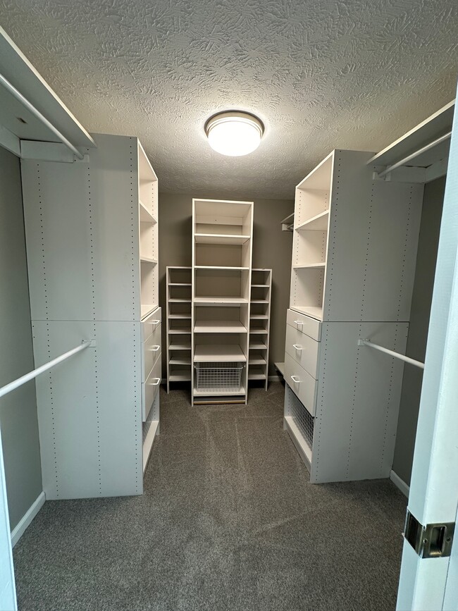 Building Photo - 5990 Edgehill Dr