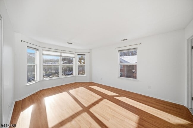 Building Photo - 8 Jennifer Dr