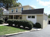 Building Photo - 841 Old Lancaster Rd