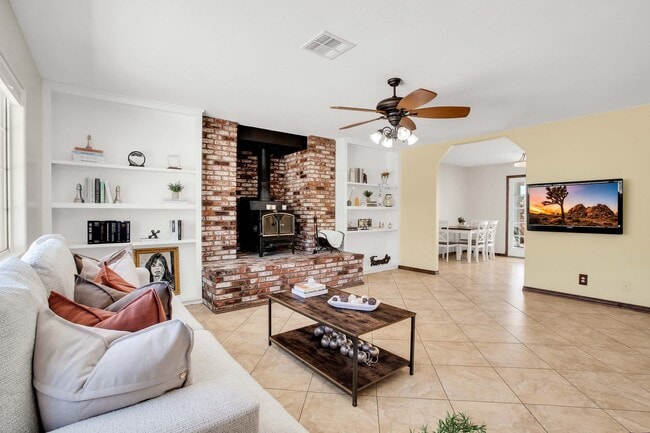 Building Photo - Western Hills Estate home/ 3 bedroom/ 2 ba...