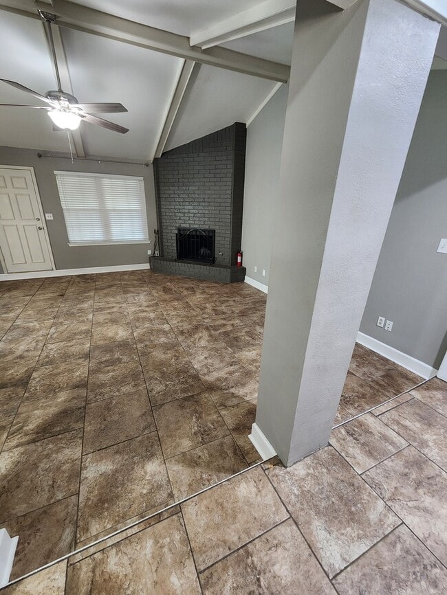 Building Photo - 4 bed 2 1/2 bath home, 2 car garage!