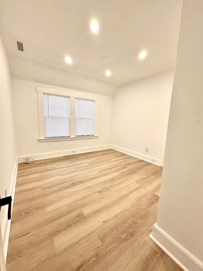 Building Photo - 23 Beecher Pl