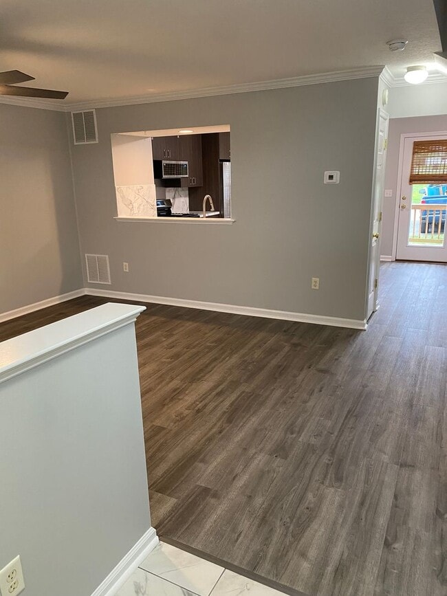 Building Photo - ***Move in special - ½ off first month’s r...