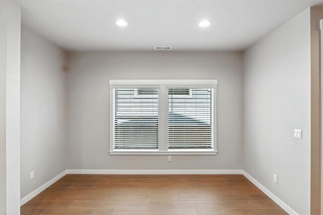 Building Photo - Brand New Townhome in Pleasant Valley Vill...