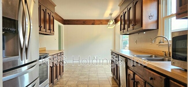 Building Photo - 2536 Roundtree Cir