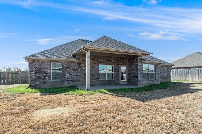Building Photo - Spacious 4-Bedroom Home with Open Layout & Fenced Backyard in Pea Ridge