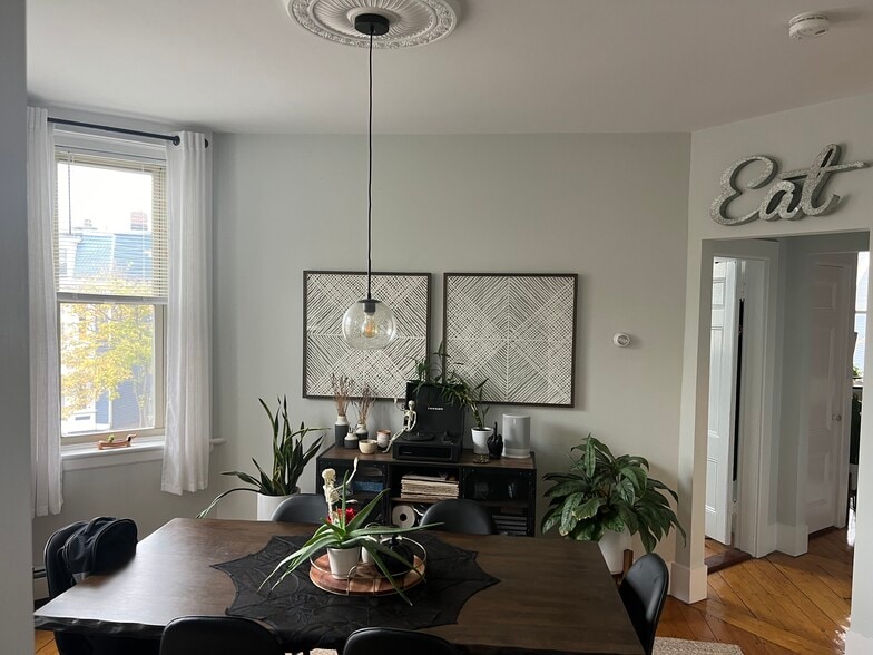 Building Photo - 2 Pearl St