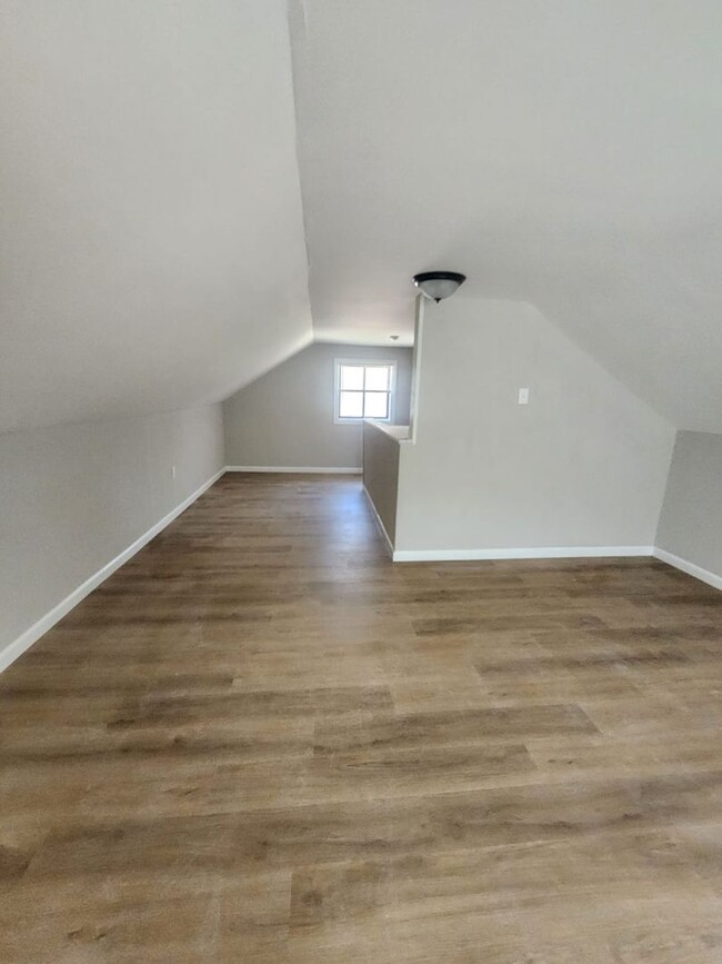 Building Photo - Newly Renovated 3 Bedroom Townhouse for Re...