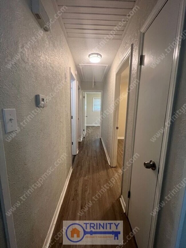 Building Photo - CUTE 3 BED BRICK HOUSE!