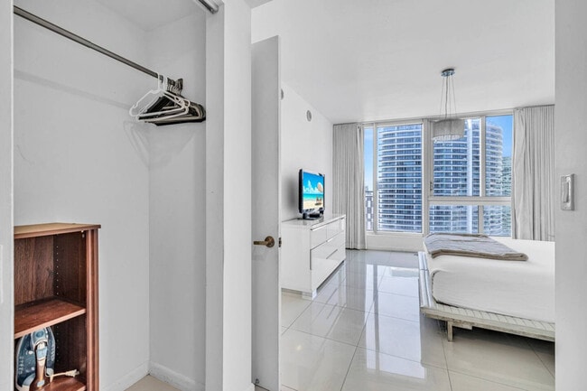Building Photo - 485 Brickell Ave