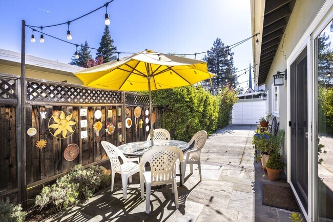 Building Photo - Conveniently Located, Fully Furnished 2 Bed/2 Bath Home Available To Nov!