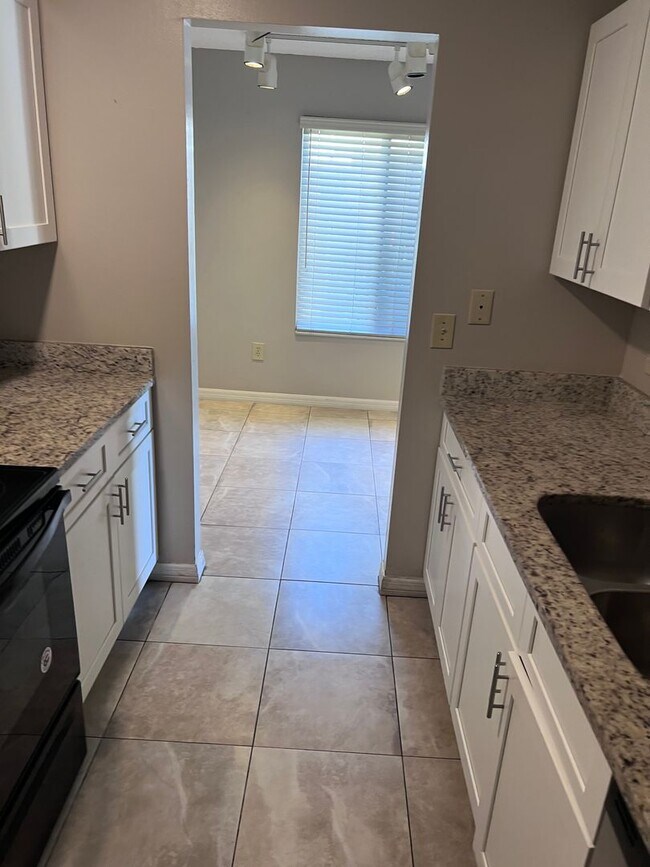 Building Photo - 2 Story Condo. Lovely 2 bed/1.5 bath condo