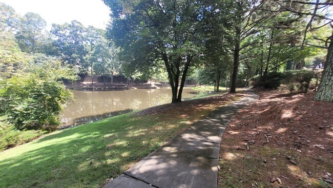 Building Photo - Bright 2-Bedroom Townhome Near Avalon & Downtown Alpharetta
