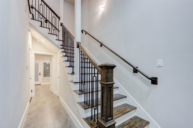 Building Photo - 253 W 27th St