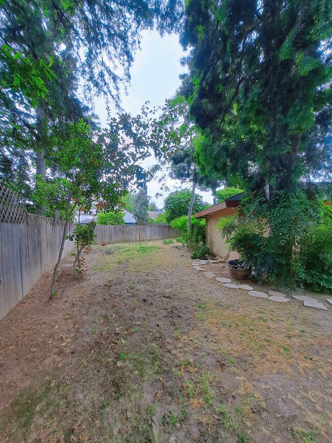 Building Photo - MOVE IN SPECIAL: Half OFF the 1st Month's ...