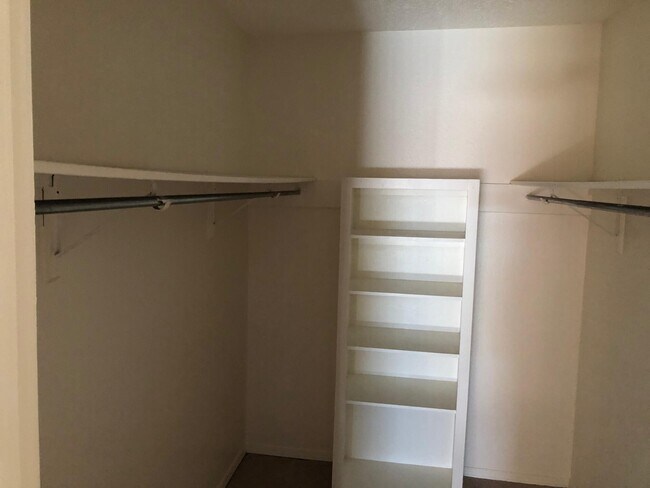 Building Photo - 230 Stern Dr