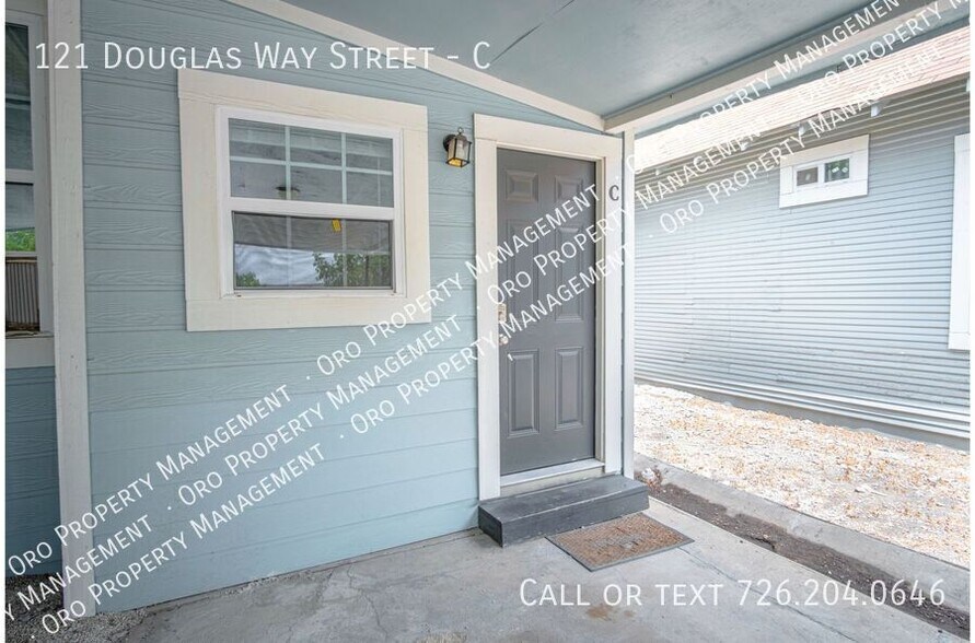 Building Photo - Remodeled Studio Near Awesome Downtown