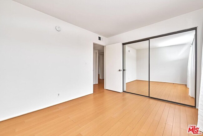 Building Photo - 326 S Manhattan Pl