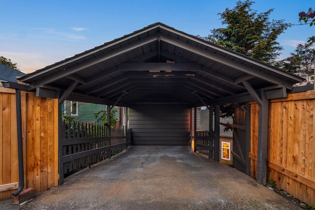Building Photo - Laurelhurst View Home