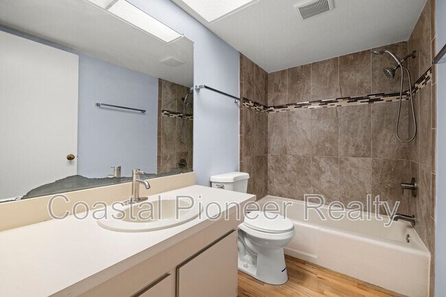 Building Photo - 12356 Capri Cir N