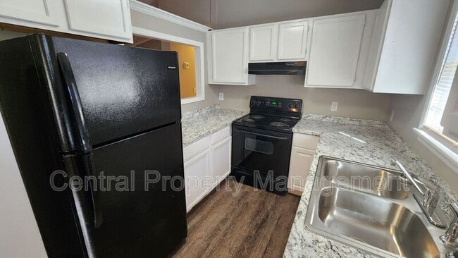 Building Photo - 300 Florence Dr