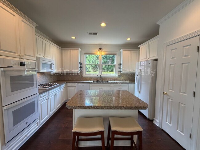 Building Photo - 7020 Grassmoor Grange Way