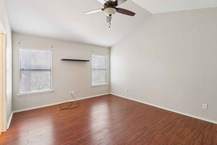 Building Photo - 15727 Knollrun