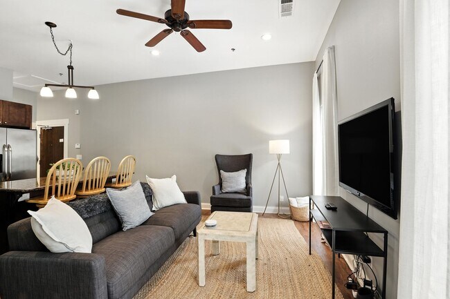 Building Photo - North Thomas 472-492