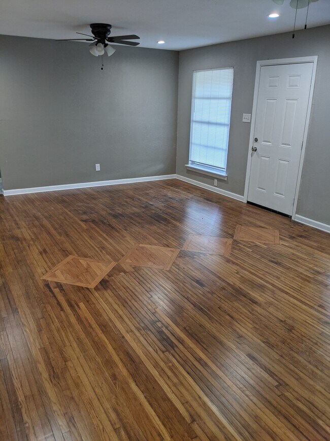 Building Photo - 9909 La Prada Dr