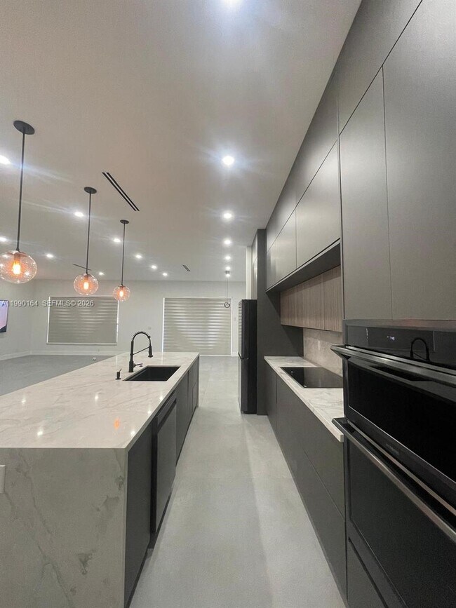 Building Photo - 5350 SW 33rd Ave