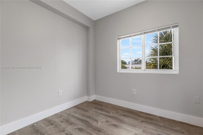 Building Photo - 1421 SW 3rd St