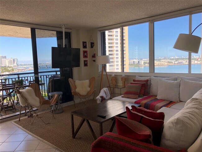 Building Photo - 540 Brickell Key Dr