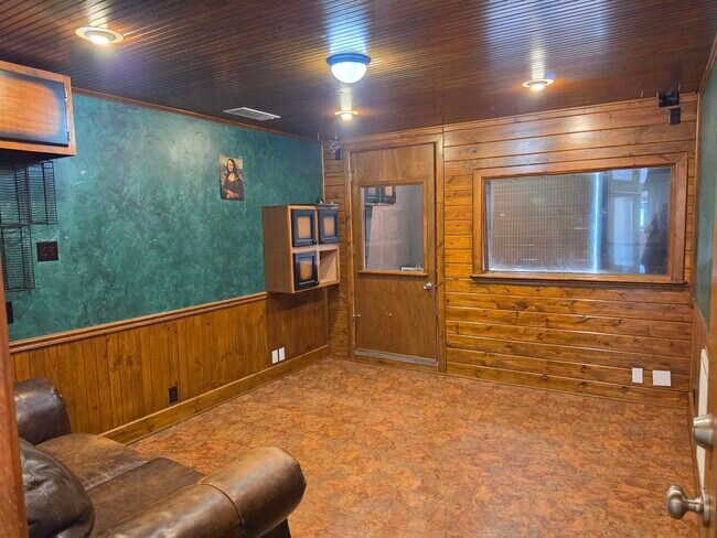 Building Photo - 162 Buford Rd W